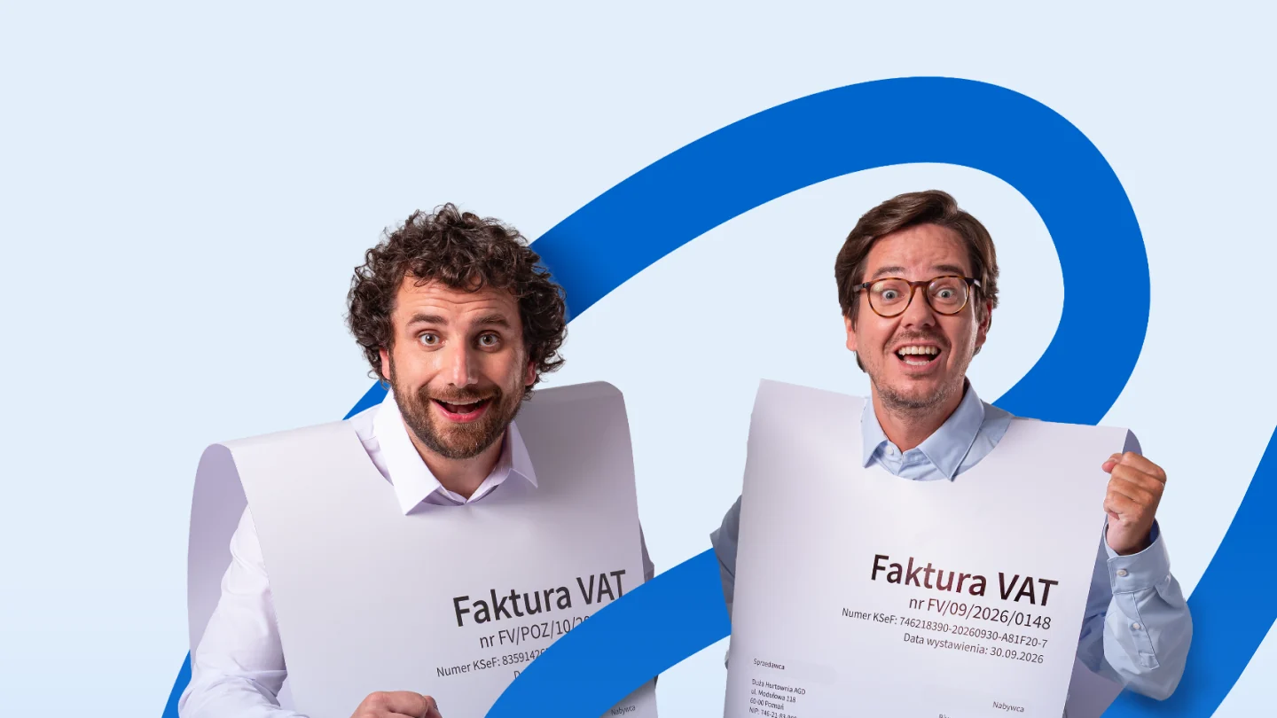 Dwaj aktorzy kampanii SaldeoSMART w strojach przypominających faktury VAT.